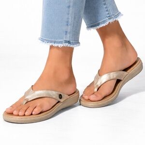 Born Women's Tan and Gold Thong Sandals Women’s Size 7.5M